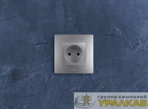 Розетка 1-м СП Etika 16А IP31 250В 2P без заземл. защ. шторки немецк. стандарт винтов. клеммы механизм алюм. IEK 