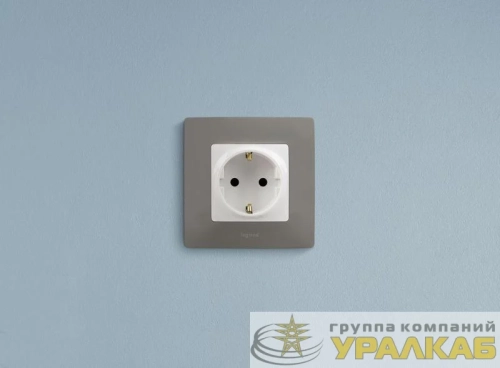 Розетка 1-м СП Etika 16А IP31 250В 2P+E с заземл. защ. шторки немецк. стандарт винтов. клеммы механизм бел. Leg 672222 детальная картинка